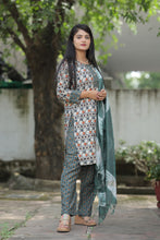 Load image into Gallery viewer, Regular Wear Cotton Printed Ready To Wear Salwar Suit
