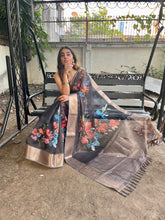 Load image into Gallery viewer, Flower Printed Pure Organza Silk Weaving Pallu Saree Blouse
